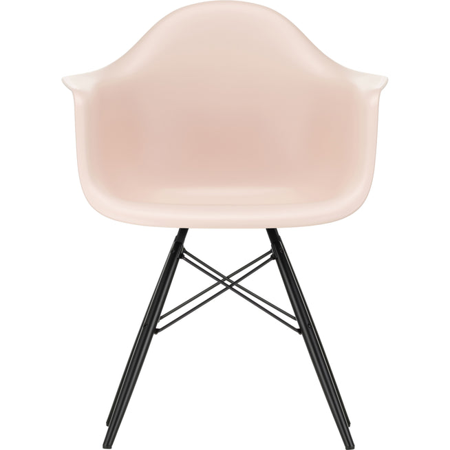 Photo of Eames Plastic Armchair Daw - 41 Pale Rose - Black Maple - Matstolar - Charles & Ray Eames - Rosa - Metall/trä/plast