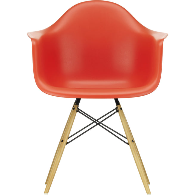 Photo of Eames Plastic Armchair Daw - 03 Poppy Red - Golden Maple - Matstolar - Charles & Ray Eames - Röd - Metall/trä/plast