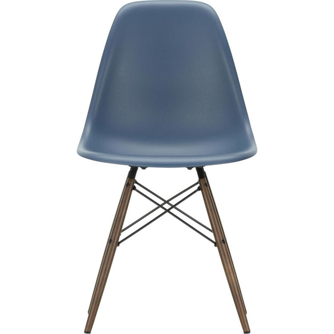 Photo of Eames Plastic Chair Dsw - 83 Sea Blue - Dark Maple - Matstolar - Charles & Ray Eames - Blå - Metall/trä/plast