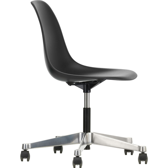 Photo of Eames Plastic Chair Pscc - 12 Deep Black - Castors Soft - Skrivbordsstolar - Charles & Ray Eames - Svart