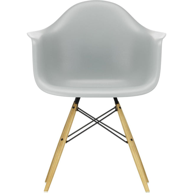 Photo of Eames Plastic Armchair Daw - 24 Light Grey - Golden Maple - Matstolar - Charles & Ray Eames - Grå - Metall/trä/plast
