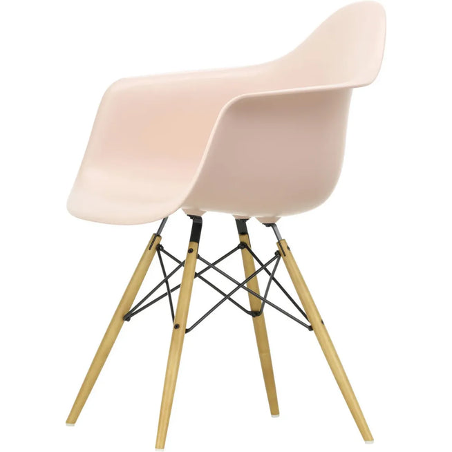 Photo of Eames Plastic Armchair Daw - 41 Pale Rose - Golden Maple - Matstolar - Charles & Ray Eames - Rosa - Metall/trä/plast