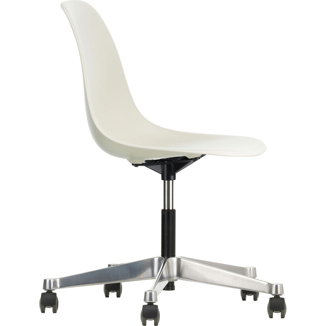 Photo of Eames Plastic Chair Pscc - 11 Pebble - Castors Soft - Skrivbordsstolar - Charles & Ray Eames - Vit
