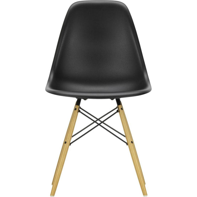 Photo of Eames Plastic Chair Dsw - 12 Deep Black - Golden Maple - Matstolar - Charles & Ray Eames - Svart - Metall/trä/plast