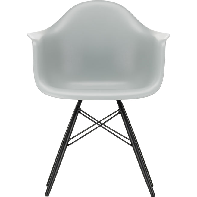 Photo of Eames Plastic Armchair Daw - 24 Light Grey - Black Maple - Matstolar - Charles & Ray Eames - Grå - Metall/trä/plast