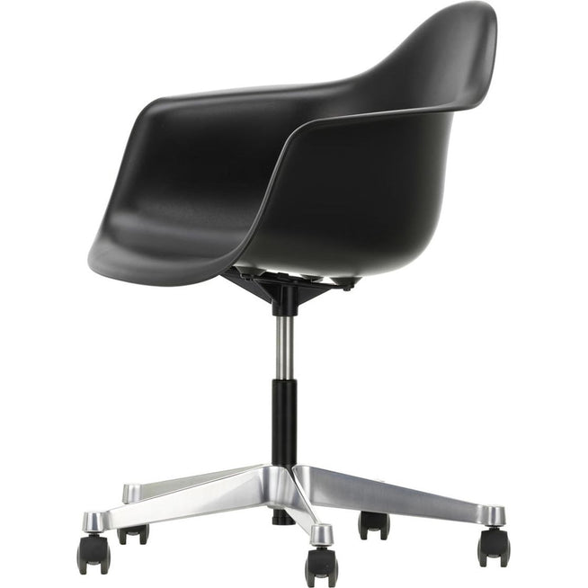 Photo of Eames Plastic Armchair Pacc - 12 Deep Black - Castors Soft - Skrivbordsstolar - Charles & Ray Eames - Svart