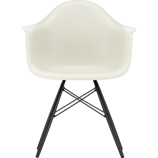 Photo of Eames Plastic Armchair Daw - 11 Pebble - Black Maple - Matstolar - Charles & Ray Eames - Vit - Metall/trä/plast