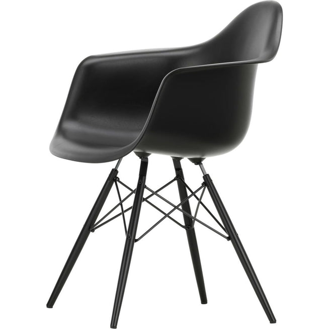 Photo of Eames Plastic Armchair Daw - 12 Deep Black - Black Maple - Matstolar - Charles & Ray Eames - Svart - Metall/trä/plast