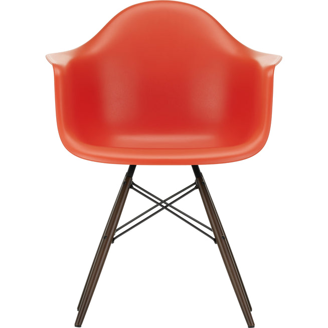 Photo of Eames Plastic Armchair Daw - 03 Poppy Red - Dark Maple - Matstolar - Charles & Ray Eames - Röd - Metall/trä/plast