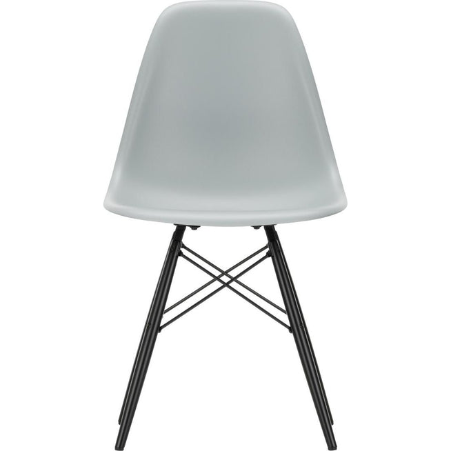 Photo of Eames Plastic Chair Dsw - 24 Light Grey - Black Maple - Matstolar - Charles & Ray Eames - Grå - Metall/trä/plast