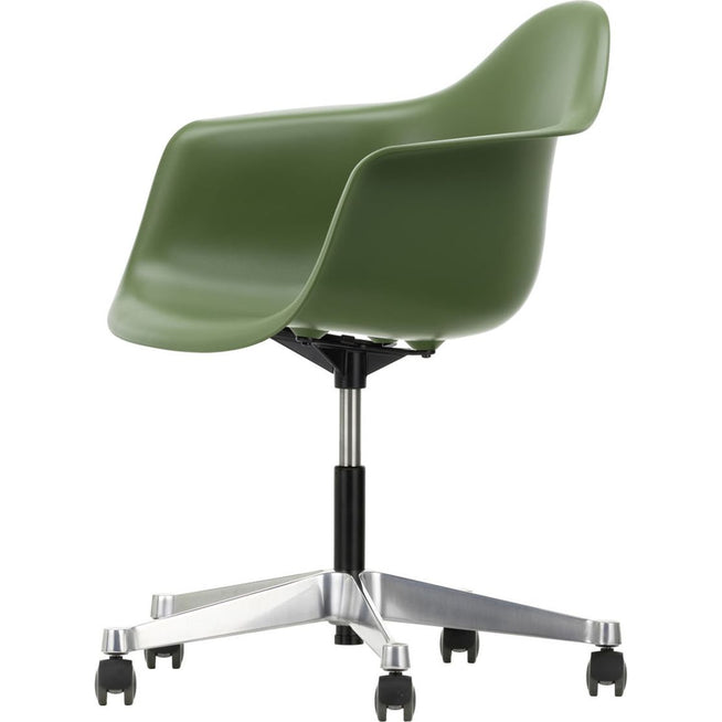 Photo of Eames Plastic Armchair Pacc - 48 Forest - Castors Soft - Skrivbordsstolar - Charles & Ray Eames - Grön