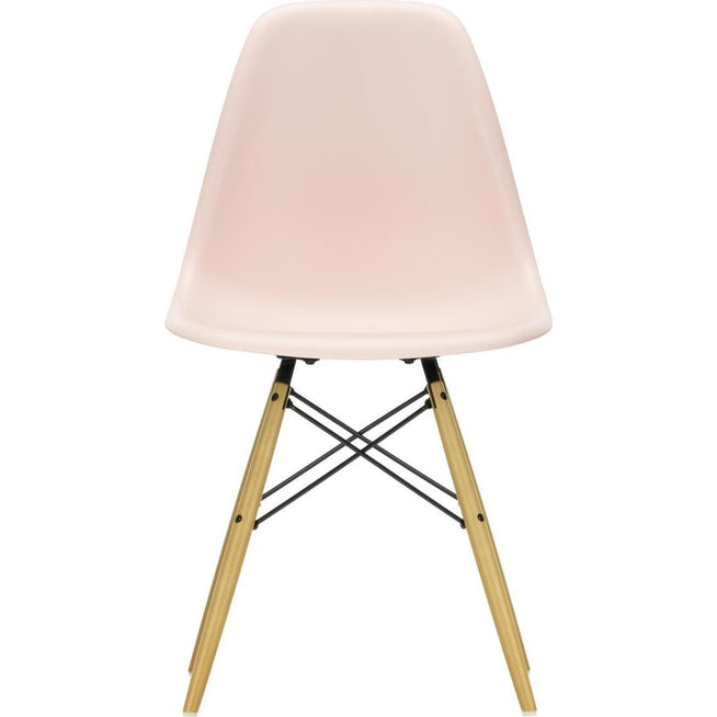 Photo of Eames Plastic Chair Dsw - 41 Pale Rose - Golden Maple - Matstolar - Charles & Ray Eames - Rosa - Metall/trä/plast