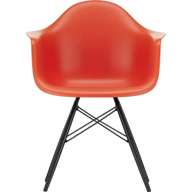 Photo of Eames Plastic Armchair Daw - 03 Poppy Red - Black Maple - Matstolar - Charles & Ray Eames - Röd - Metall/trä/plast