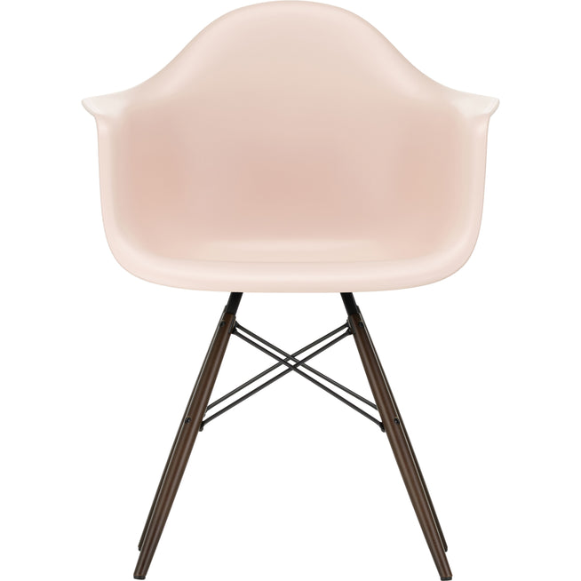 Photo of Eames Plastic Armchair Daw - 41 Pale Rose - Dark Maple - Matstolar - Charles & Ray Eames - Rosa - Metall/trä/plast