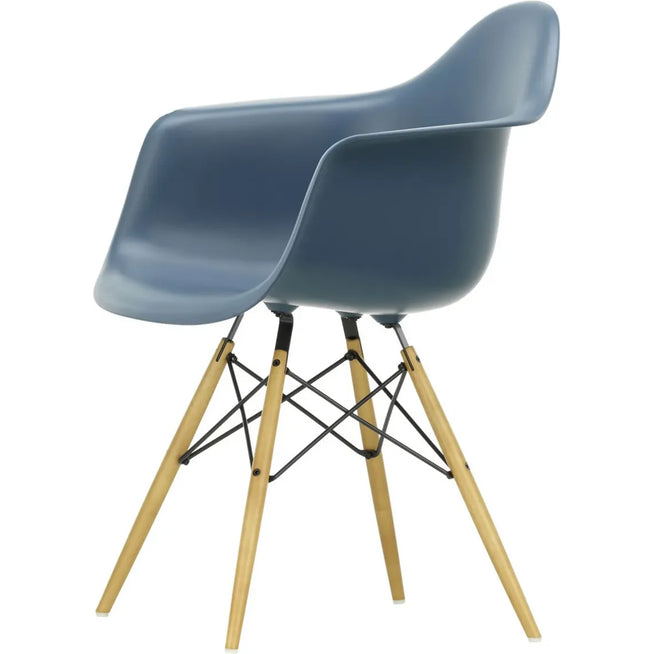 Photo of Eames Plastic Armchair Daw - 83 Sea Blue - Golden Maple - Matstolar - Charles & Ray Eames - Blå - Metall/trä/plast