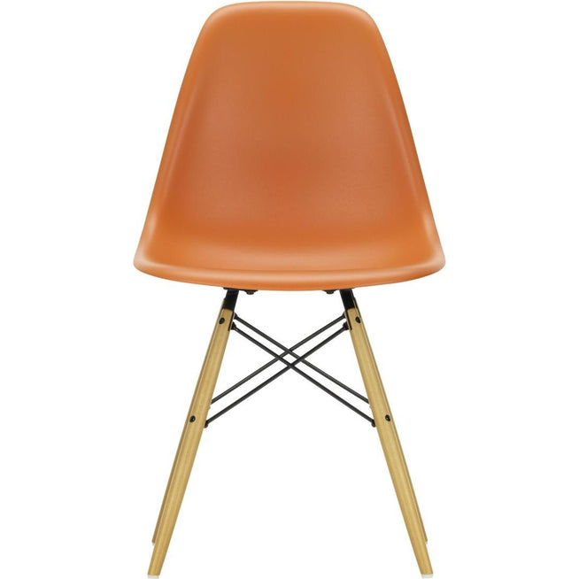 Photo of Eames Plastic Chair Dsw - 43 Rusty Orange - Golden Maple - Matstolar - Charles & Ray Eames - Orange - Metall/trä/plast