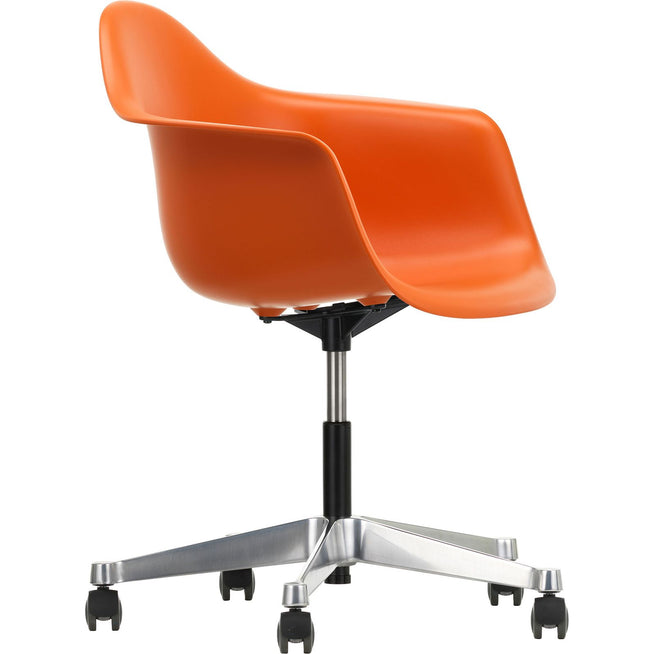 Photo of Eames Plastic Armchair Pacc - 43 Rusty Orange - Castors Soft - Skrivbordsstolar - Charles & Ray Eames - Orange