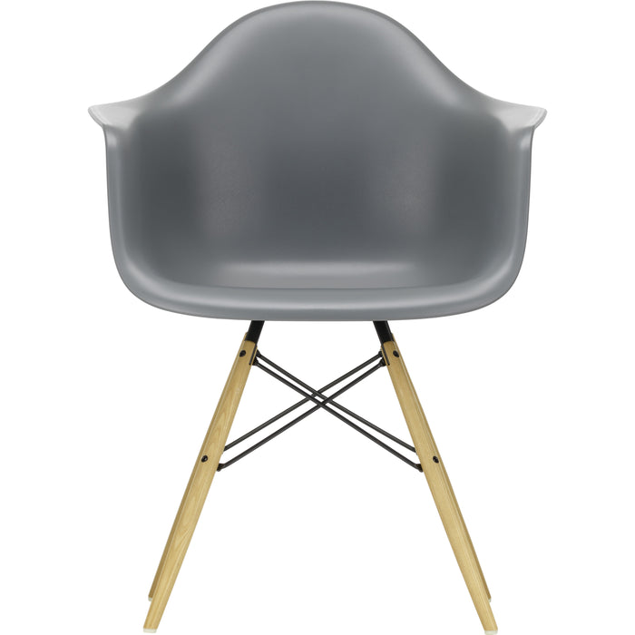 Eames Plastic Armchair Daw - 56 Granite Grey - Ash Honey Tone - Matstolar - Charles & Ray Eames - Grå - Metall/trä/plast