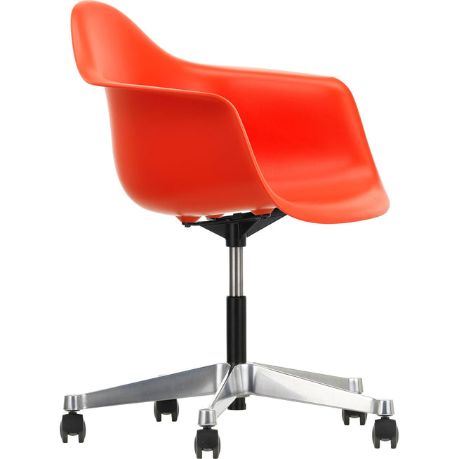 Photo of Eames Plastic Armchair Pacc - 03 Poppy Red - Castors Soft - Skrivbordsstolar - Charles & Ray Eames - Röd