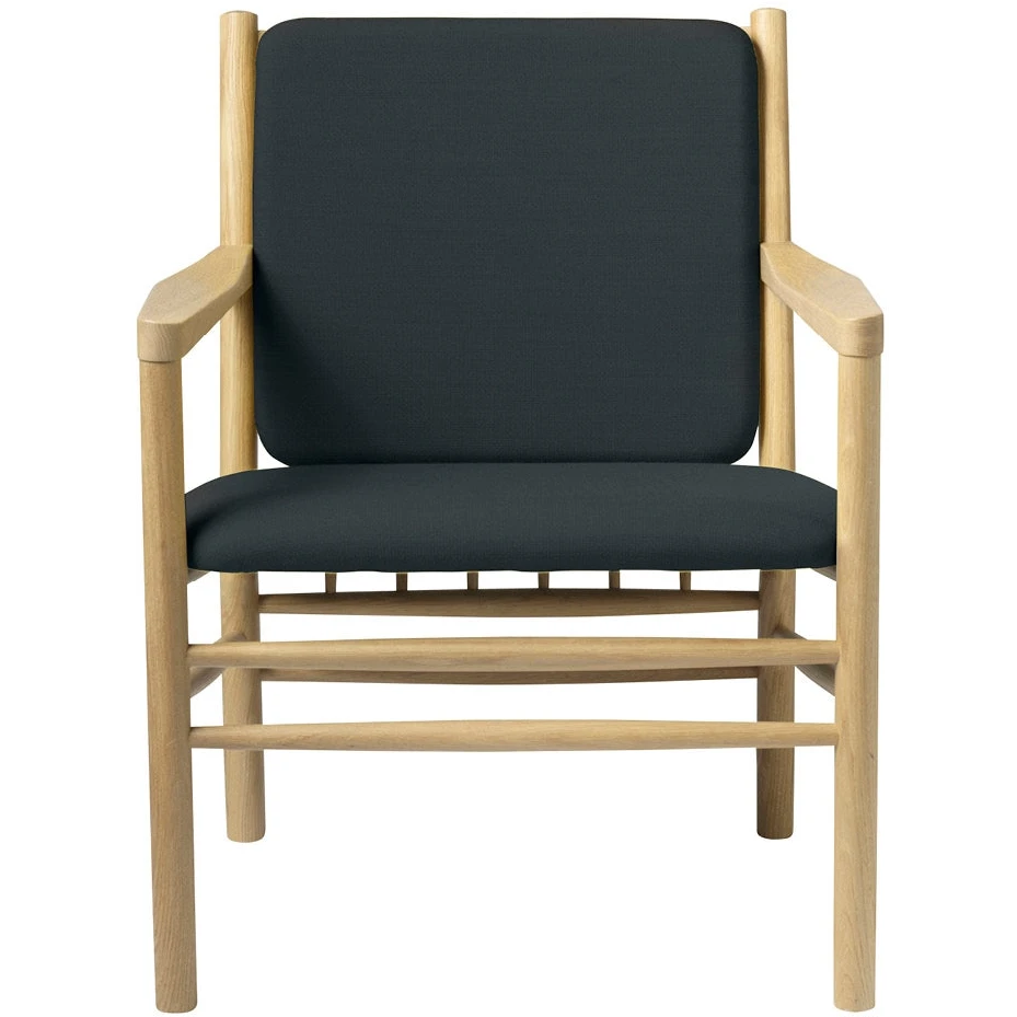 J147 Armchair - lacquered oak, dark