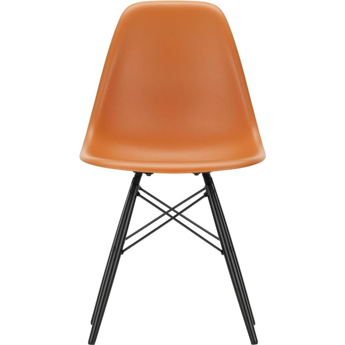 Eames Plastic Chair Dsw - 43 Rusty Orange - Black Maple - Matstolar - Charles & Ray Eames - Orange - Metall/trä/plast