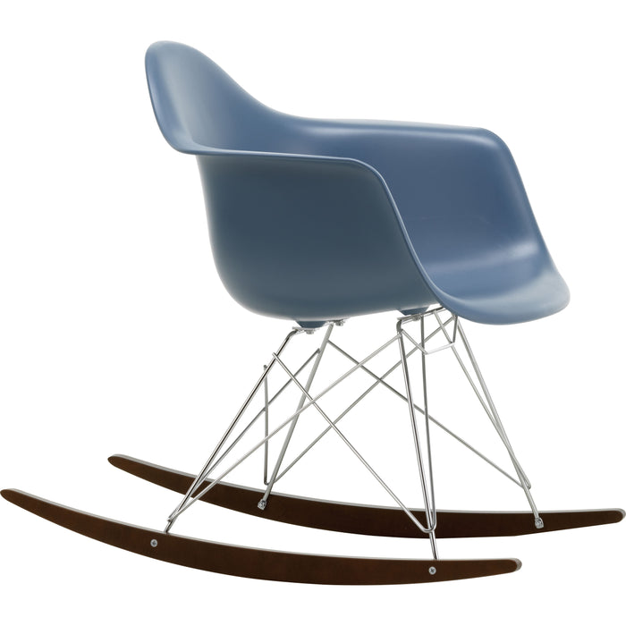 Eames Plastic Armchair Rar - 83 Sea Blue - Chrome Base - Dark Maple - Matstolar - Charles & Ray Eames - Blå - Metall/trä/plast