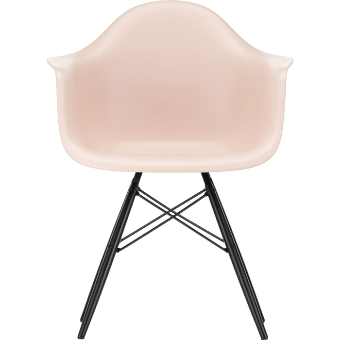 Eames Plastic Armchair Daw - 41 Pale Rose - Black Maple - Matstolar - Charles & Ray Eames - Rosa - Metall/trä/plast
