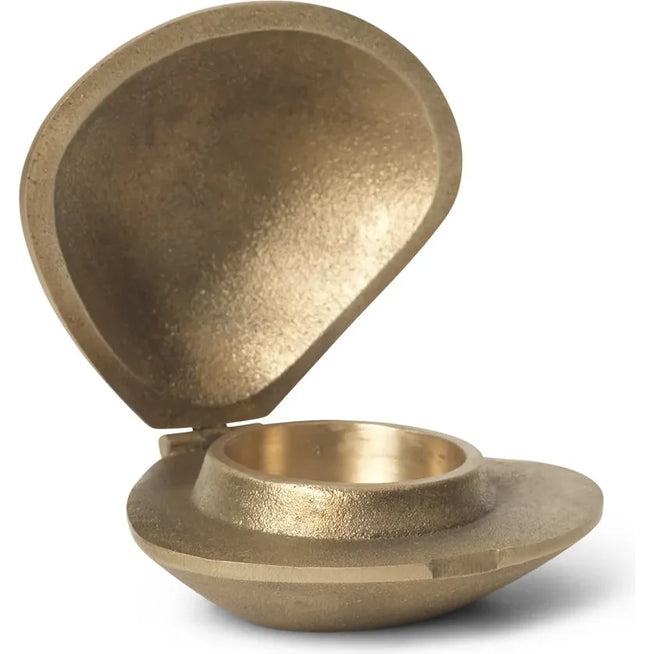 Photo of Clam Candle Holder - Lysestage - Clam Candle Holder - Brass - W8 X D7.2 X H3.8 Cm