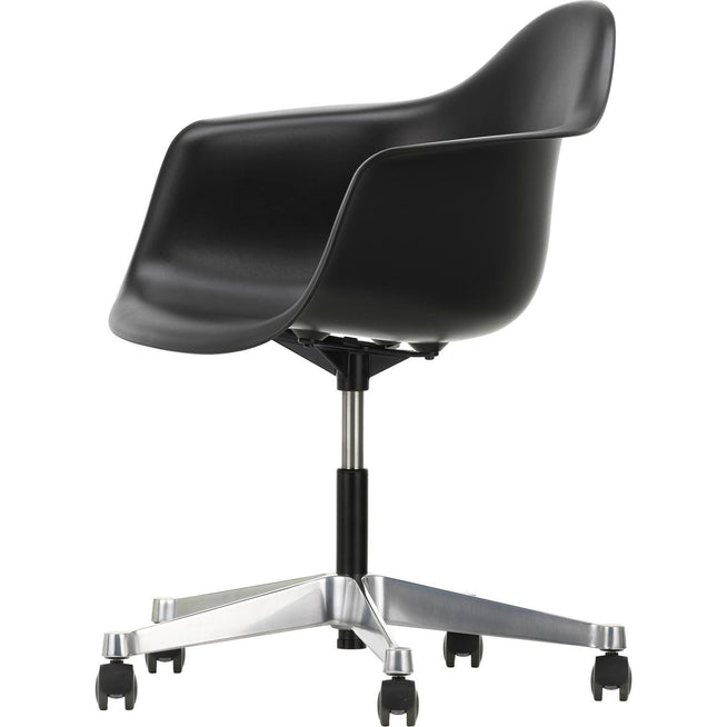 Photo of Eames Plastic Armchair Pacc - 12 Deep Black - Castors Soft - Skrivbordsstolar - Charles & Ray Eames - Svart