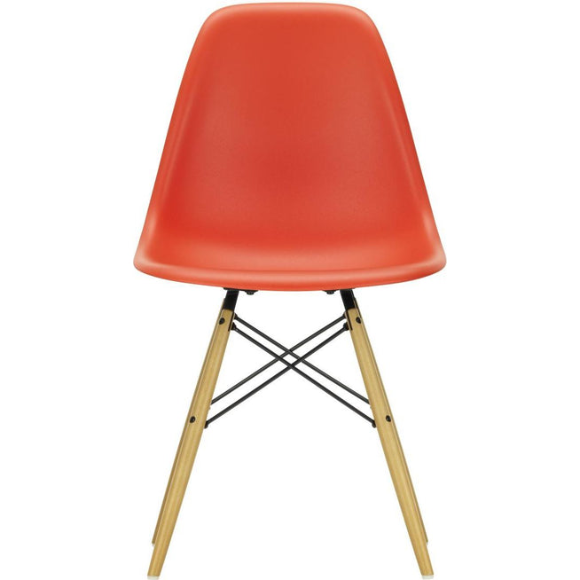 Photo of Eames Plastic Chair Dsw - 03 Poppy Red - Golden Maple - Matstolar - Charles & Ray Eames - Röd - Metall/trä/plast