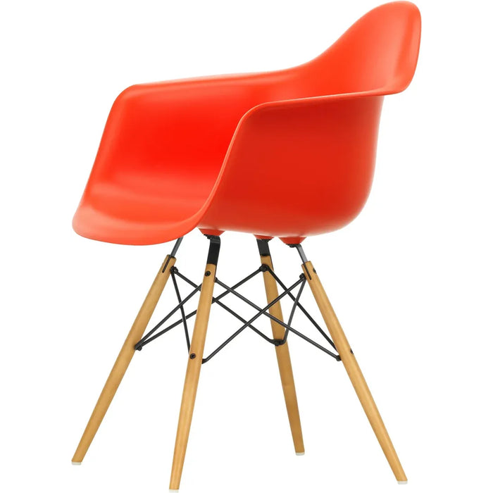 Eames Plastic Armchair Daw - 03 Poppy Red - Golden Maple - Matstolar - Charles & Ray Eames - Röd - Metall/trä/plast