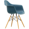 Eames Plastic Armchair Daw - 83 Sea Blue - Golden Maple - Matstolar - Charles & Ray Eames - Blå - Metall/trä/plast
