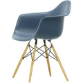 Eames Plastic Armchair Daw - 83 Sea Blue - Golden Maple - Matstolar - Charles & Ray Eames - Blå - Metall/trä/plast