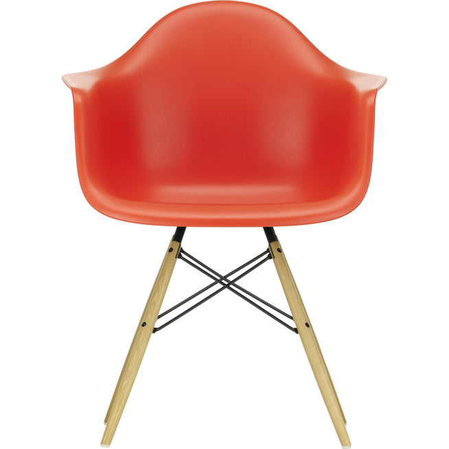 Photo of Eames Plastic Armchair Daw - 03 Poppy Red - Ash Honey Tone - Matstolar - Charles & Ray Eames - Röd - Metall/trä/plast
