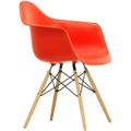 Eames Plastic Armchair Daw - 03 Poppy Red - Ash Honey Tone - Matstolar - Charles & Ray Eames - Röd - Metall/trä/plast