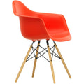 Eames Plastic Armchair Daw - 03 Poppy Red - Ash Honey Tone - Matstolar - Charles & Ray Eames - Röd - Metall/trä/plast