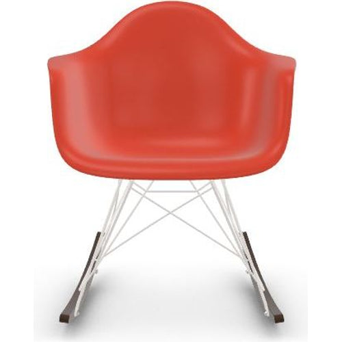 Photo of Eames Plastic Armchair Rar - 03 Poppy Red - White Base - Dark Maple - Matstolar - Charles & Ray Eames - Röd - Metall/trä/plast