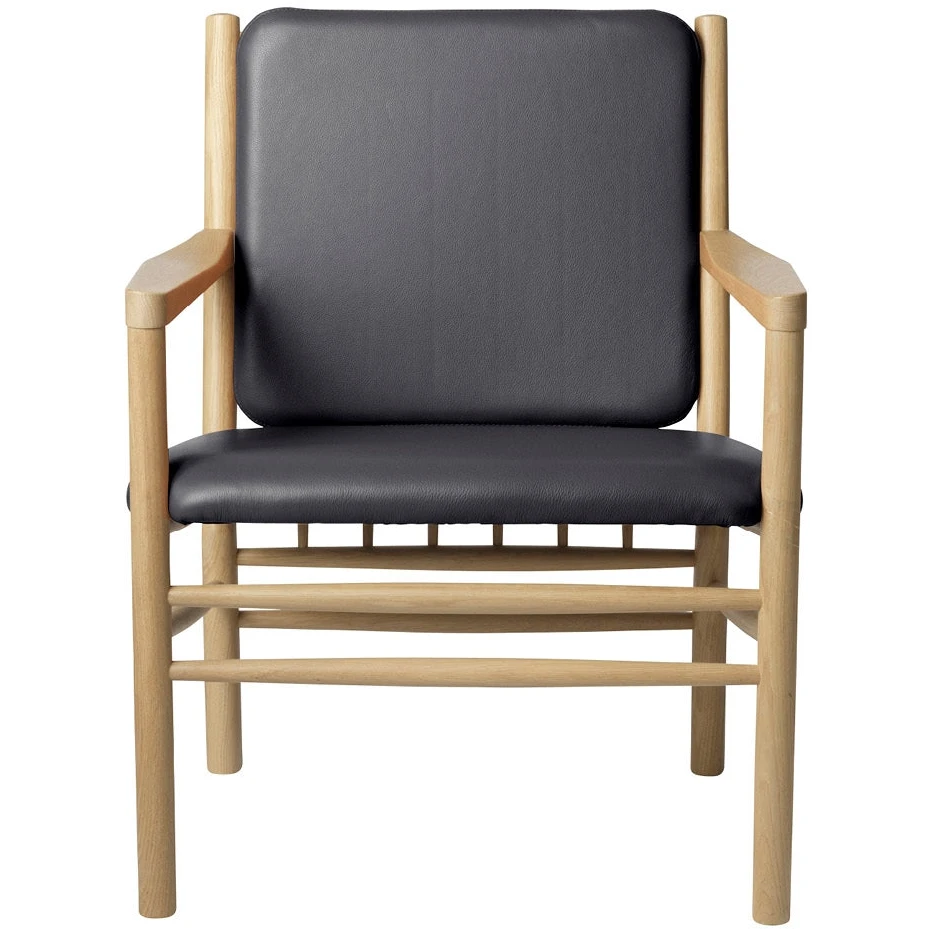 J147 Armchair - lacquered oak