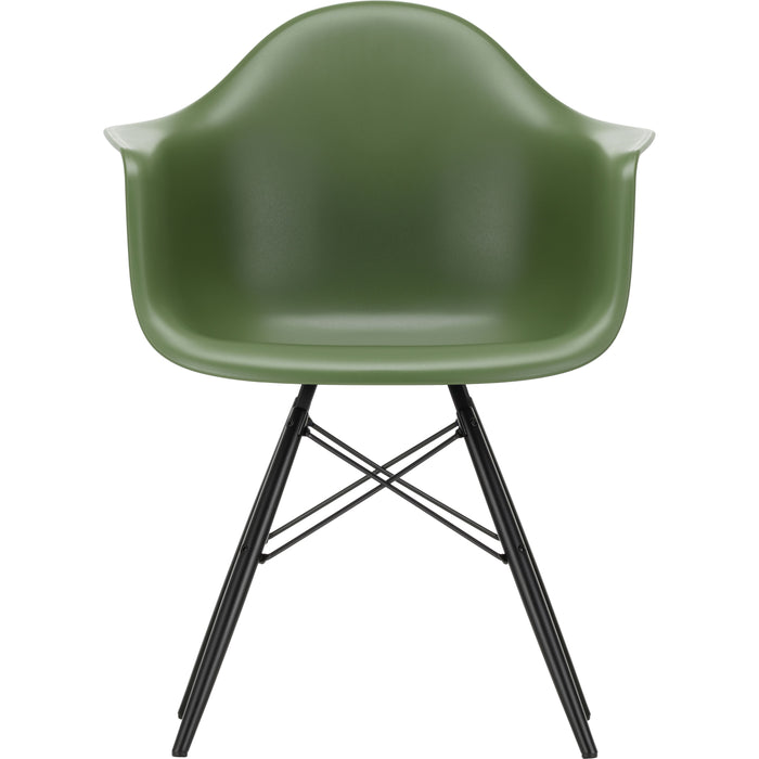 Eames Plastic Armchair Daw - 48 Forest - Black Maple - Matstolar - Charles & Ray Eames - Grön - Metall/trä/plast
