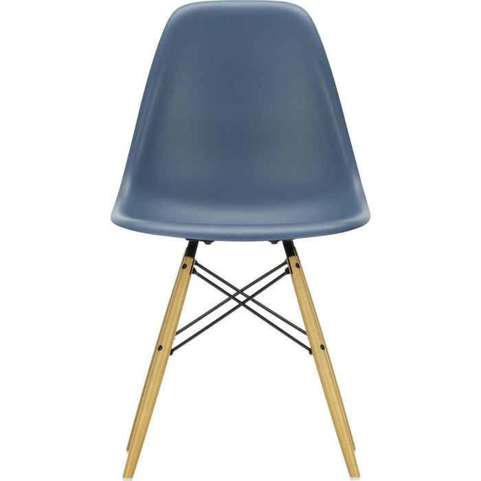 Eames Plastic Chair Dsw - 83 Sea Blue - Golden Maple - Matstolar - Charles & Ray Eames - Blå - Metall/trä/plast