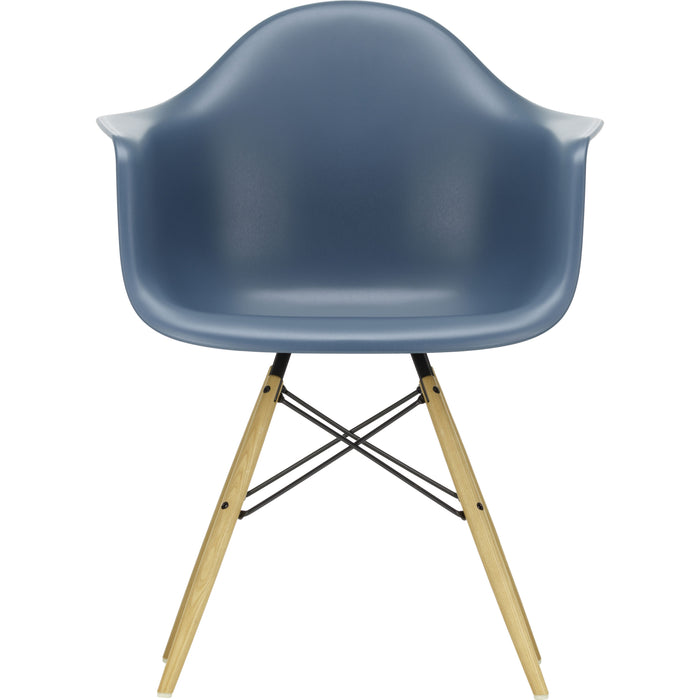 Eames Plastic Armchair Daw - 83 Sea Blue - Ash Honey Tone - Matstolar - Charles & Ray Eames - Blå - Metall/trä/plast