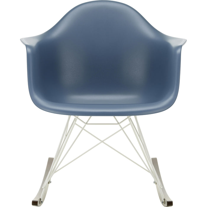 Eames Plastic Armchair Rar - 83 Sea Blue - White Base - Dark Maple - Matstolar - Charles & Ray Eames - Blå - Metall/trä/plast