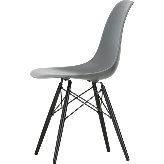 Photo of Eames Plastic Chair Dsw - 56 Granite Grey/black Maple - Matstolar - Charles & Ray Eames - Grå - Metall/trä/plast