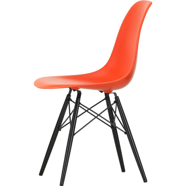 Photo of Eames Plastic Chair Dsw - 03 Poppy Red - Black Maple - Matstolar - Charles & Ray Eames - Röd - Metall/trä/plast