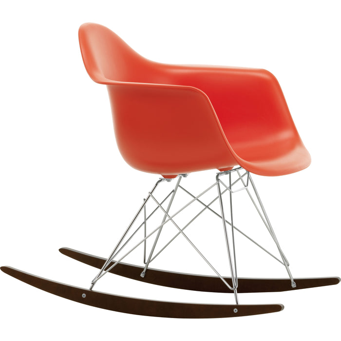 Eames Plastic Armchair Rar - 03 Poppy Red - Chrome Base - Dark Maple - Matstolar - Charles & Ray Eames - Röd - Metall/trä/plast