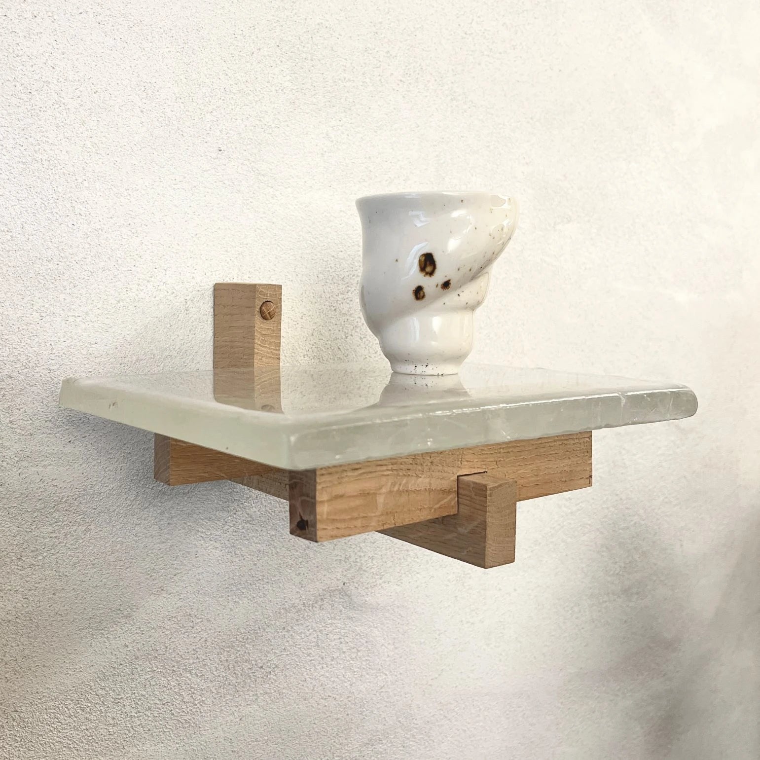 TRIBUT shelf