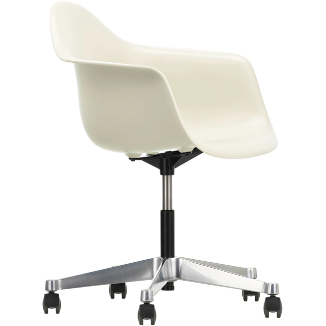 Photo of Eames Plastic Armchair Pacc - 11 Pebble - Castors Soft - Skrivbordsstolar - Charles & Ray Eames - Vit