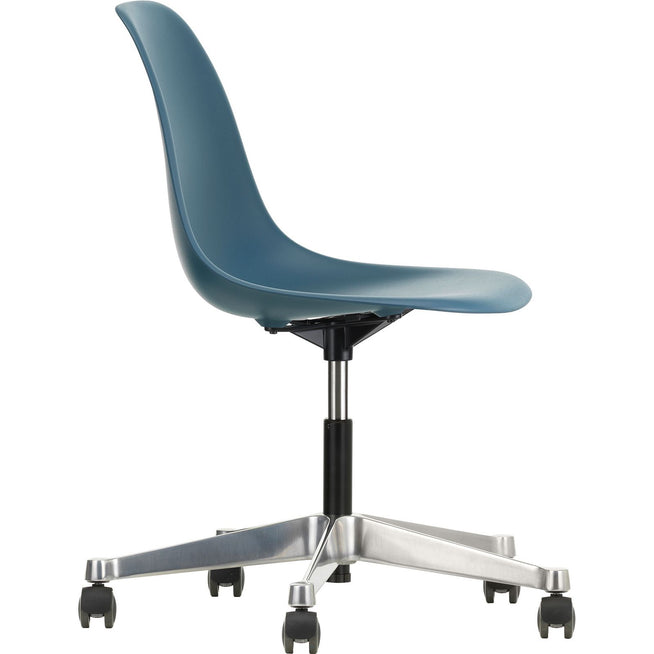 Photo of Eames Plastic Chair Pscc - 83 Sea Blue - Castors Soft - Skrivbordsstolar - Charles & Ray Eames - Blå