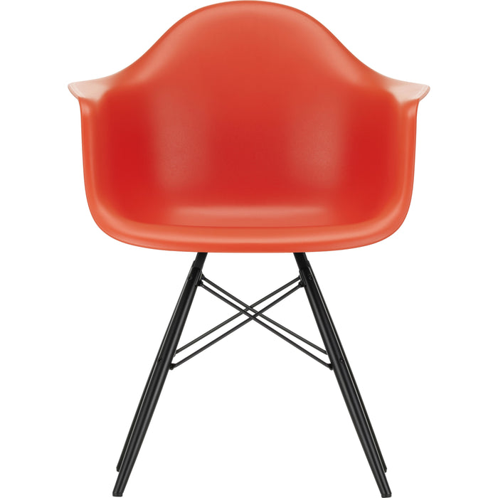 Eames Plastic Armchair Daw - 03 Poppy Red - Black Maple - Matstolar - Charles & Ray Eames - Röd - Metall/trä/plast
