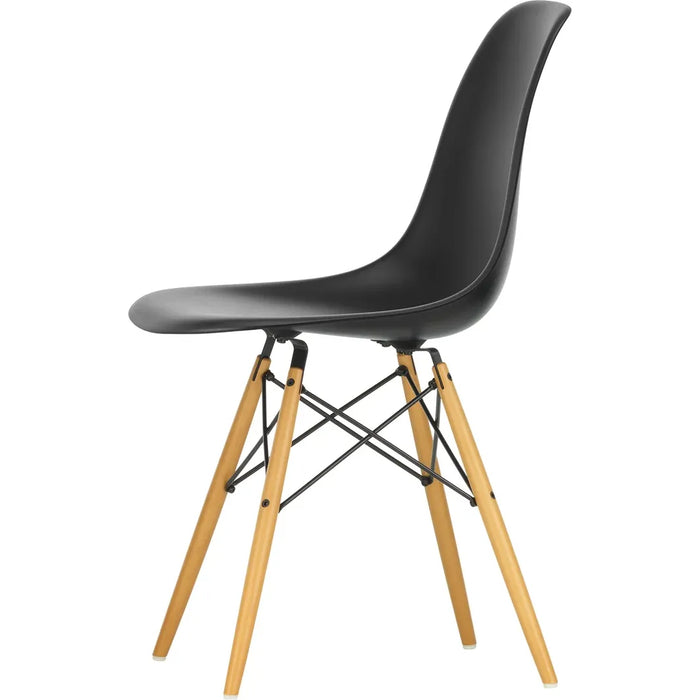 Eames Plastic Chair Dsw - 12 Deep Black - Golden Maple - Matstolar - Charles & Ray Eames - Svart - Metall/trä/plast